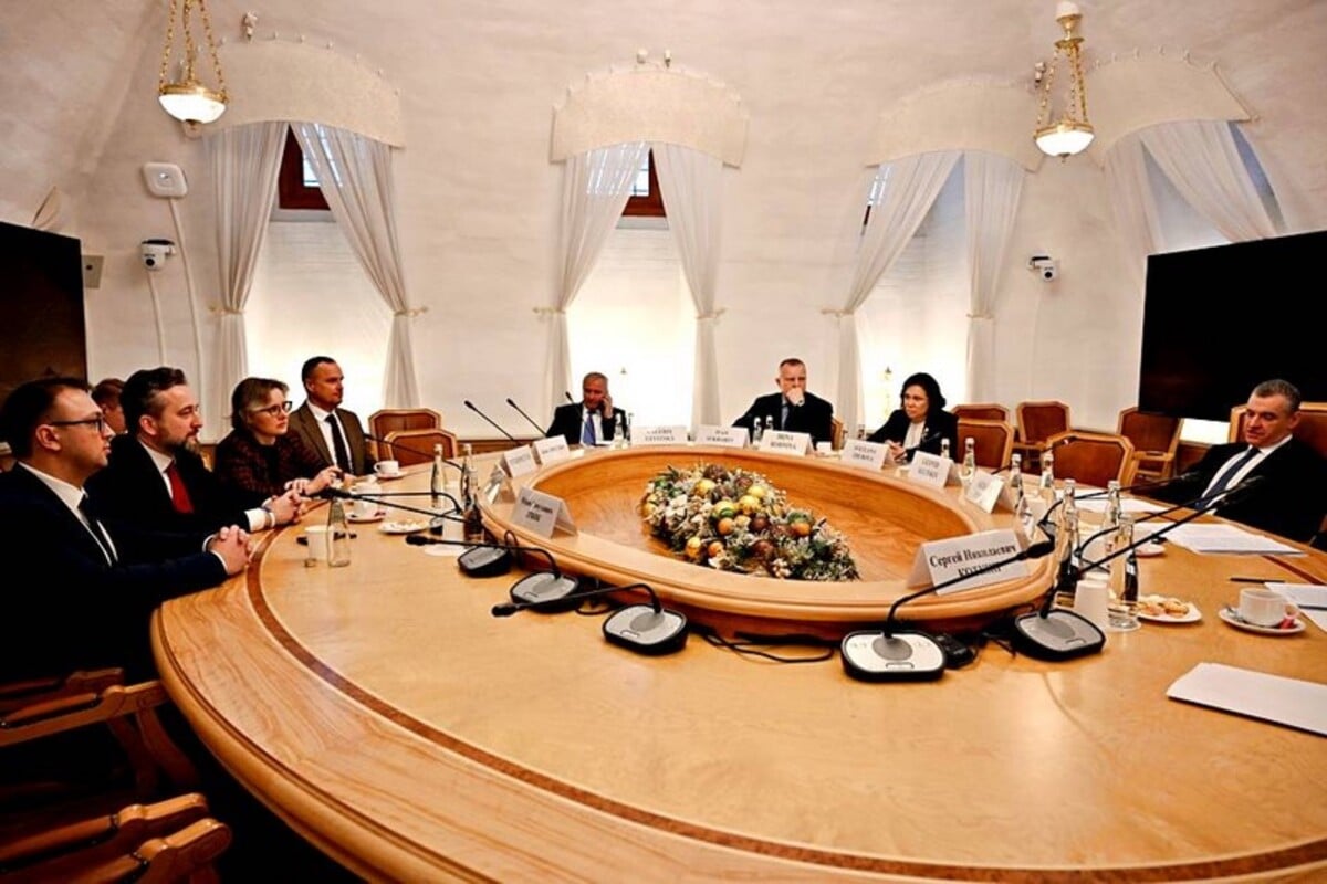 Poradca premiera David Lindtner na stretnutí u Leonida Sluckého v Moskve.