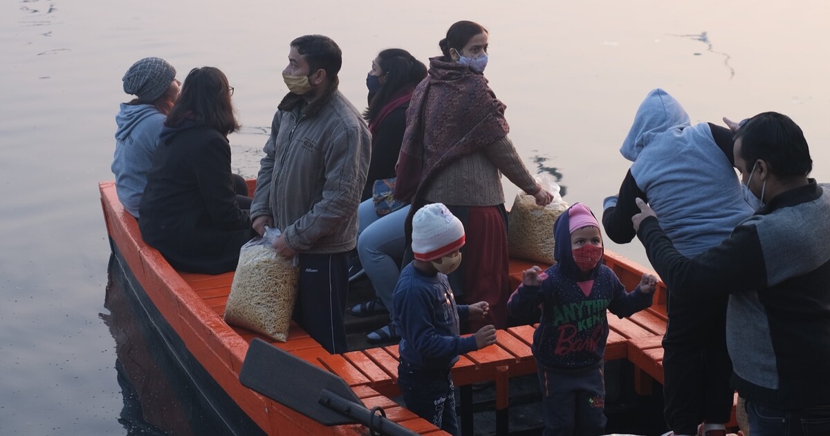 Více než stovka uprchlíků uvízla na malém ostrůvku uprostřed řeky. Podařilo se je zachránit