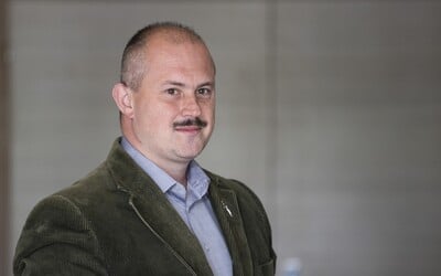 Kotlebu nadále soudí za šeky na 1 488 €. Znalci mluví o neonacismu, on tvrdí, že jde o shodu náhod.