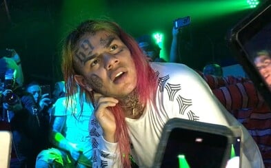6ix9ine může na živá vystoupení zapomenout, tvrdí někteří organizátoři. Nebudou riskovat, že se ho někdo pokusí během show zabít 6ix9ine může na živá vystoupení zapomenout, tvrdí někteří organizátoři. Nebudou riskovat, že se ho někdo pokusí během show zabít