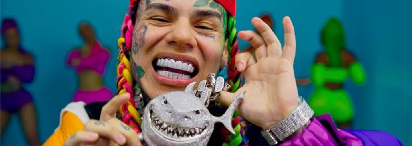 6ix9ine opäť robí rozruch: skákal do davu so šperkami za 2 milióny a na verejnosti sa pohybuje bez ochranky