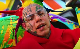 6ix9ine sa pokúsil spraviť z udavačstva umenie. Neúspešne