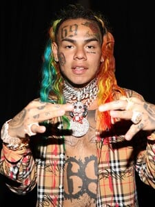 6ix9ine skončil ve stejném vězení jako Diddy. Úřadům s rapperem došla trpělivost