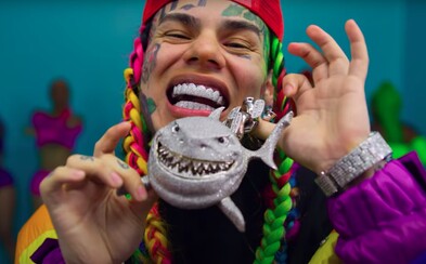 6ix9ine zaplatil za hodinky 1 500 000 dolarů a za řetízek 750 000 dolarů. V karanténě rozhazuje a fotí se s penězi 6ix9ine zaplatil za hodinky 1 500 000 dolarů a za řetízek 750 000 dolarů. V karanténě rozhazuje a fotí se s penězi