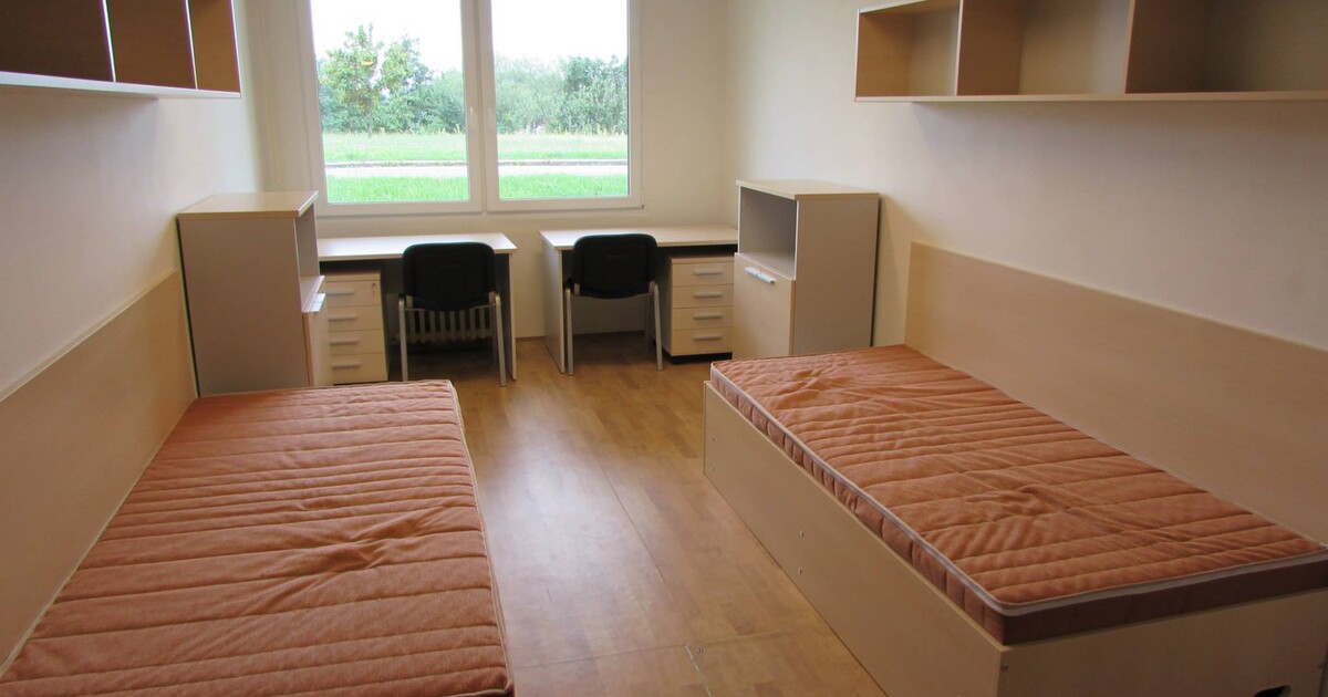 Od nočních sirén až po „fekálního fantoma“. Zeptali jsme se studentů, jak se jim žije na koleji