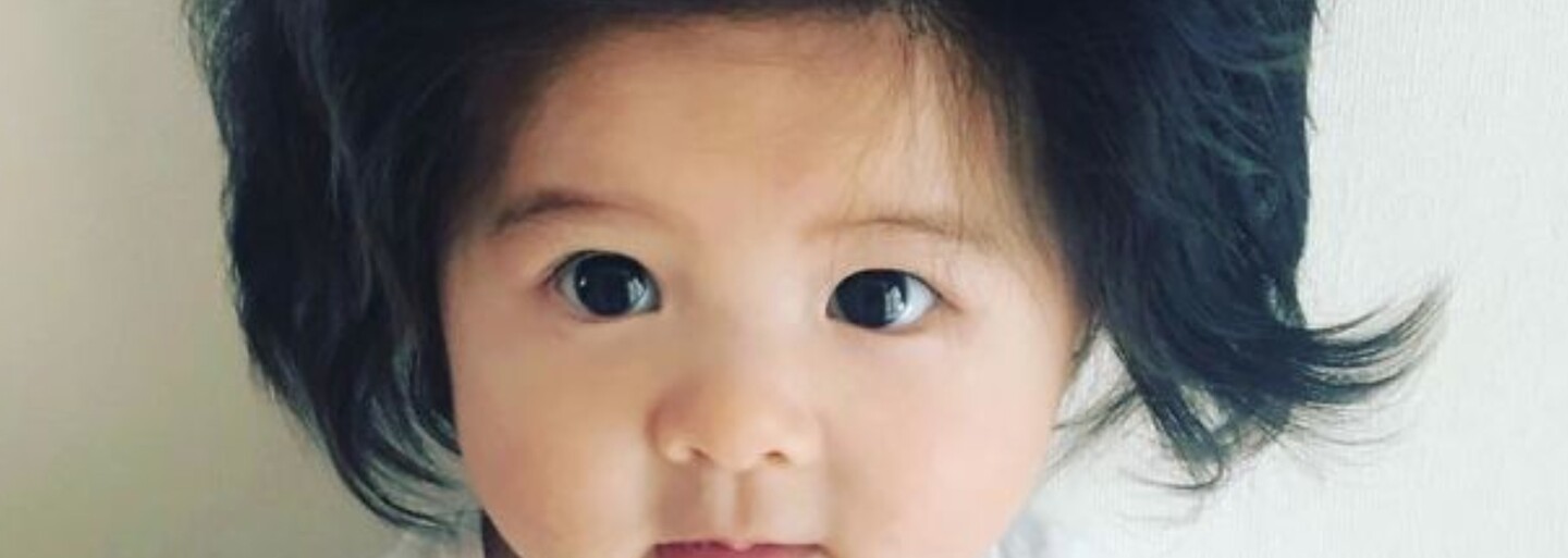 6-mesačné dievčatko z Japonska má vlasy, ktoré mu budeš závidieť. Roztomilé dieťa si získalo vyše 50-tisíc ľudí na Instagrame