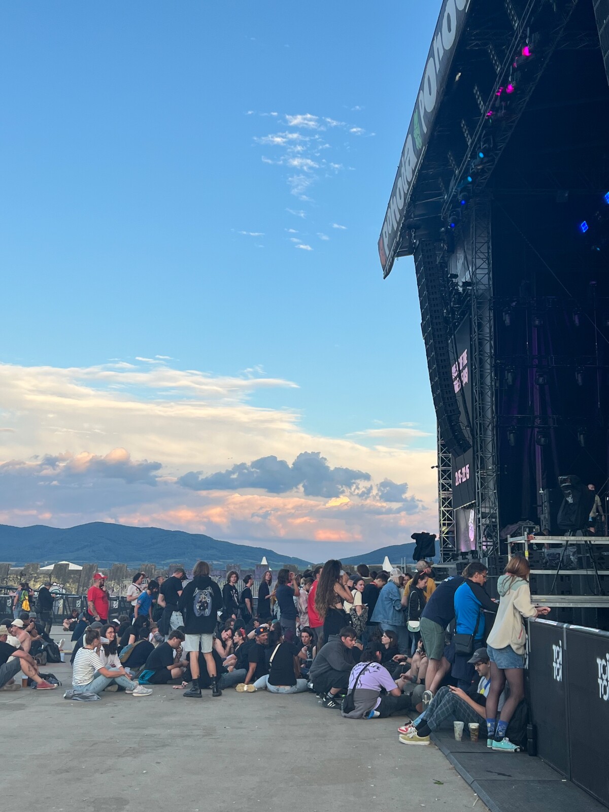 Fanúšikovia čakajúci na koncert Queens of the Stone Age hodinu pred jeho začatím.