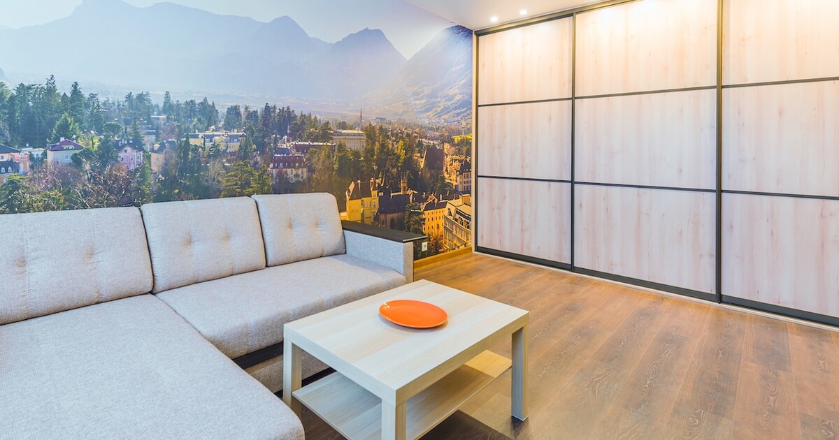 Lepení fototapety krok za krokem: Jak to zvládnout bez jediné bubliny