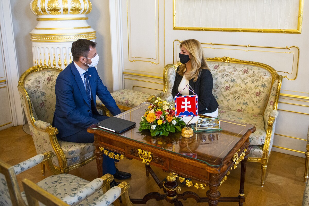 Na snímke minister financií SR Eduard Heger (OĽaNO) a prezidentka SR Zuzana Čaputová počas prijatia v prezidentskom paláci 28. septembra 2020 v Bratislave.