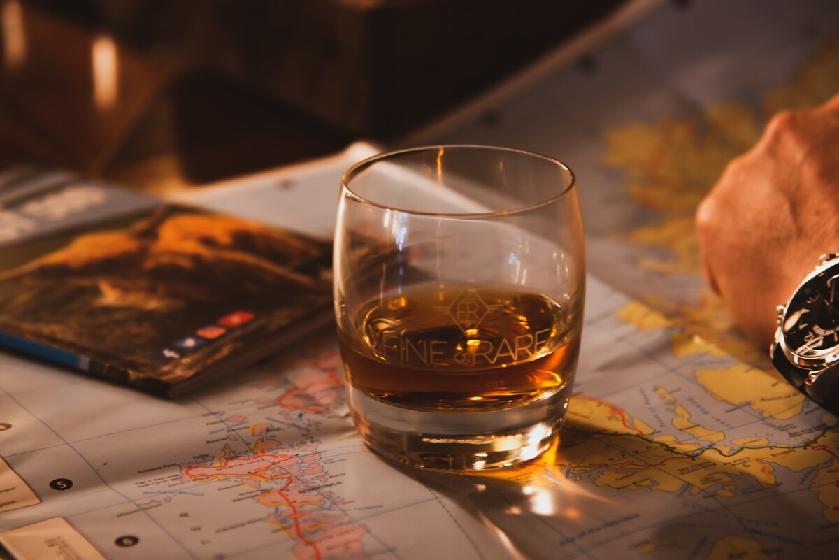 V Škótsku je údajne až 130 druhov tradičnej whisky.
