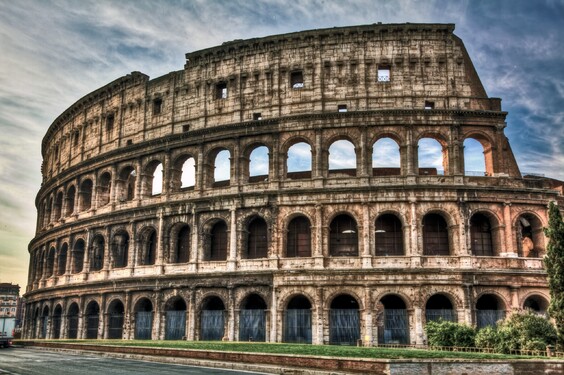 Evropu mezi divy světa zastupuje Koloseum v italském Římě – největší amfiteátr, který byl kdy v Římské říši postaven. V dobách své největší slávy pojal desetitisíce diváků. Jak dlouho trvala jeho stavba?