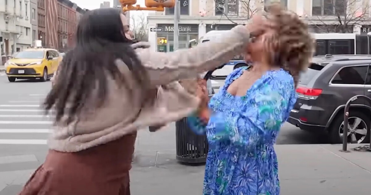 VIDEO: Protipotratová aktivistka dostala pěstí do obličeje. Žena ji napadla na ulici během rozhovoru