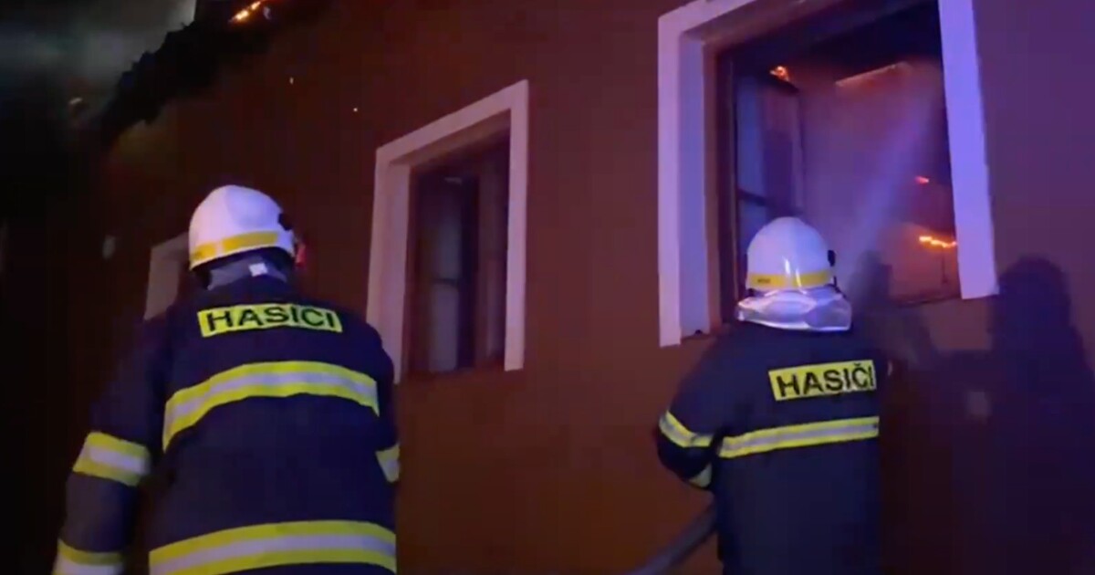 VIDEO: V Soběsukách na Plzeňsku hořel penzion. Škoda se odhaduje na 35 milionů