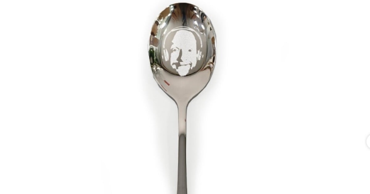 Sterakdary vybral 710 tisíc korun pro Člověka v tísni. Prodával limitovanou edici lžiček