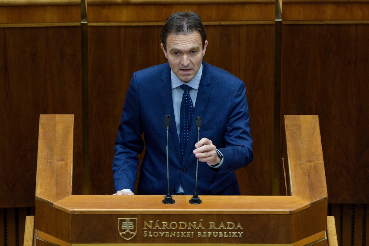 Predseda vlády SR Ľudovít Ódor počas rokovania v Národnej rade SR.