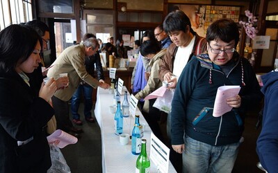 Pijte více alkoholu, vyzývá Japonsko mladé lidi. Chce tak podpořit ekonomiku.