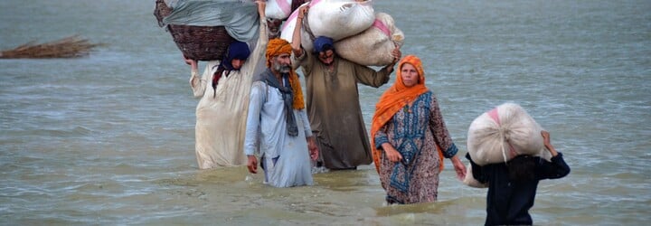 Povodně v Pákistánu připravily o život nejméně 1 000 lidí, více než 33 milionů lidí muselo opustit své domovy