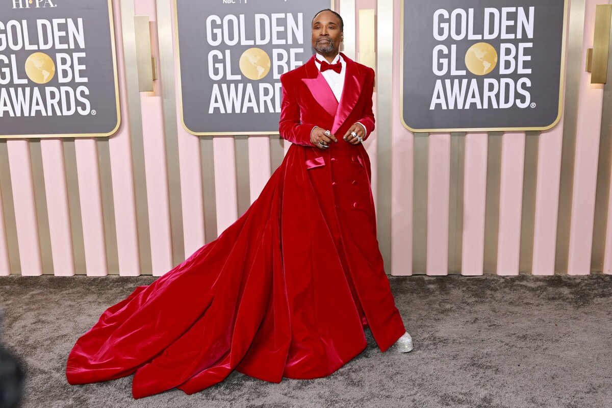 Nie je to prvýkrát, čo Billy Porter na červenom koberci predviedol šaty. Podobný outfit mal aj na Oscaroch 2019.