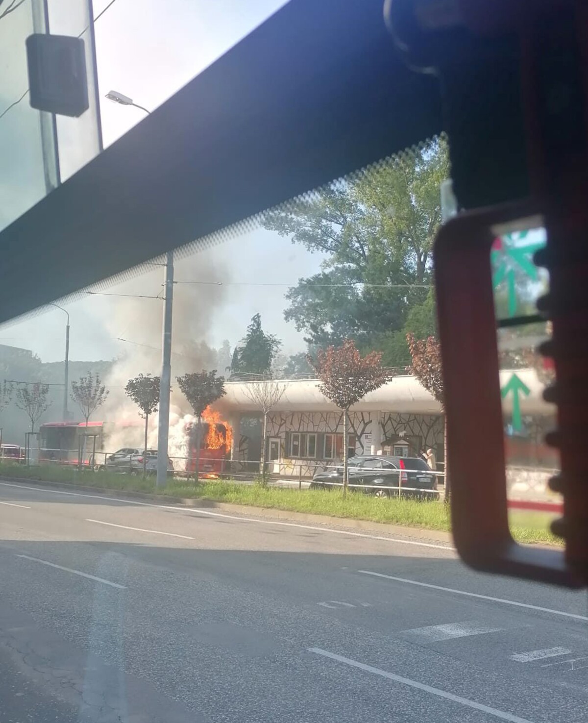 Autobus bratislavskej linky MHD č. 83 horiaci na zastávke Patrónka v smere do Dúbravky.