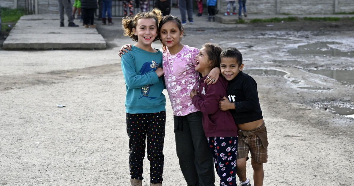 Výzkum: Ke kterým menšinám mají Češi a Češky nejvíce pozitivní vztah a jak vnímají rasistické vtipy?