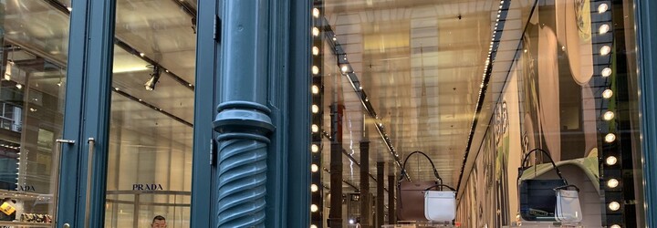 Prada čelí obvineniu z rasizmu. Luxusná značka vytvorila figúrky opíc, ktoré mali znázorňovať černošskú tvár