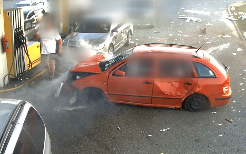 VIDEO: Muže, tankujícího u Brna, málem smetlo neovladatelné auto. Hrozivá nehoda naštěstí dopadla dobře.