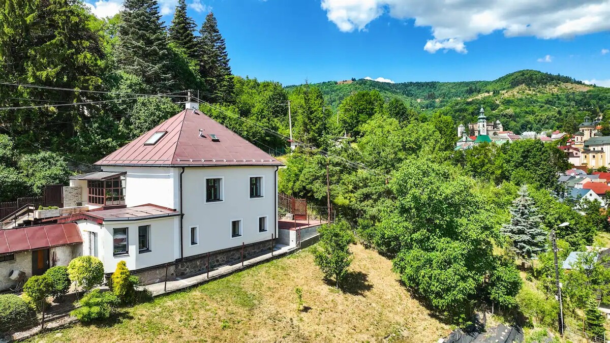 Dom v Banskej Štiavnici ponúka krásny výhľad na mesto aj hory. 