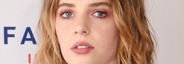 Maya Hawke ze Stranger Things odsoudila odebrání práva na interrupci. „Nebyla bych tu, kdyby máma nešla na potrat,“ řekla
