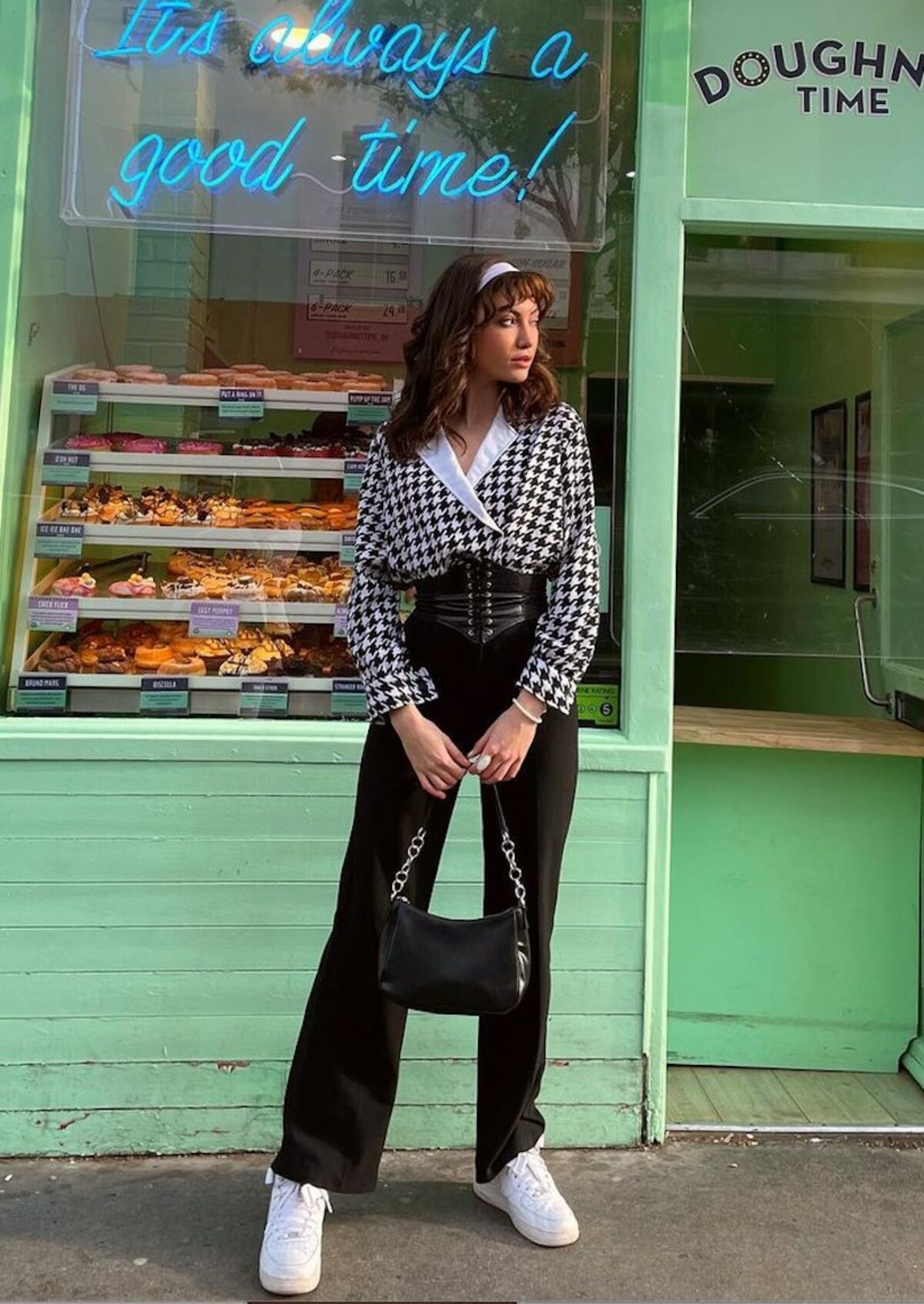 Elena Breeze miluje extravaganciu. V jej instagramovom feede či na Tiktoku nájdeš nespočetné množstvo inšpirácie na streetstylový look aj večerné outfitty.