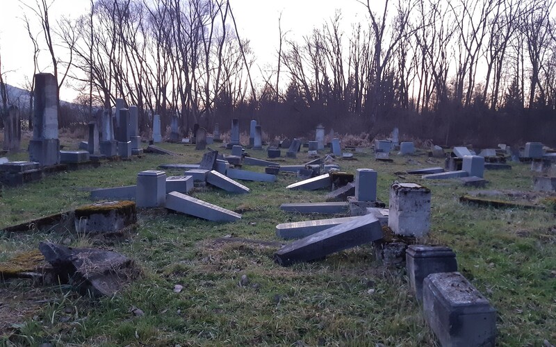 Vandali zničili židovský cintorín v Námestove. Je to horšie ako za 2. svetovej vojny, komentuje predseda občianskeho združenia.