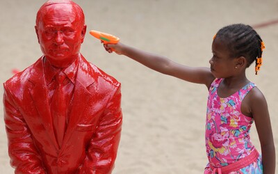 Na detskom ihrisku v New Yorku sa objavila socha Putina sediaceho na miniatúrnom tanku. Deti na ňu hádžu piesok a striekajú vodu