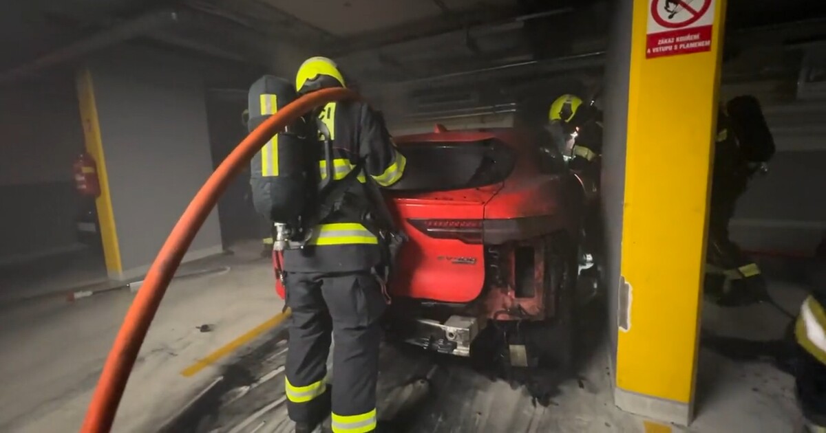 Video: Pražští hasiči zasahovali u hořícího elektroauta. Do náročného zásahu a převozu se zapojilo pět hasičských stanic i chemici