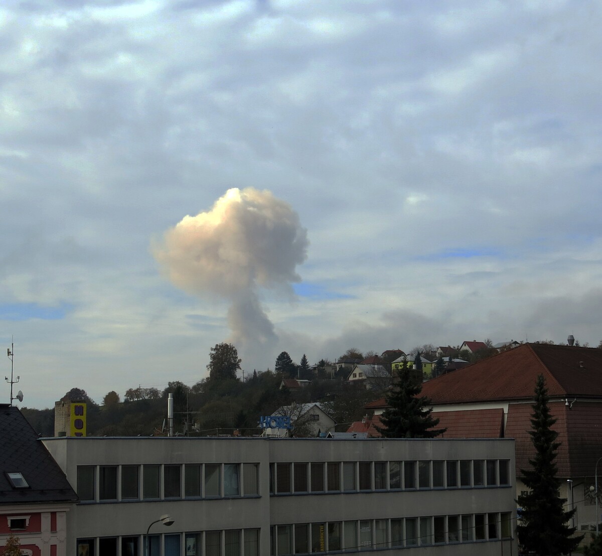 Takto vyfotili dým po výbuchu na radnici města Valašské Klobouky.