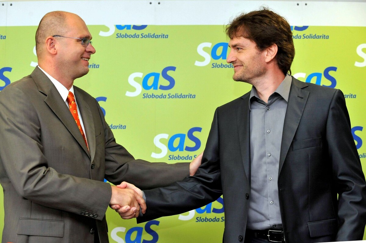 Igor Matovič a Richard Sulík spolu v strane dlho nevydržali. Šéf SaS ho vyhodil potom, čo v roku 2011 podporil poslanecký návrh strany Smer-SD.