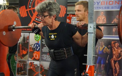 71-ročná babička búra všetky fitness mýty. Posilňuje, chodí na súťaže a vyzýva aj ostatné ženy, aby sa nebáli ťažkých váh 71-ročná babička búra všetky fitness mýty. Posilňuje, chodí na súťaže a vyzýva aj ostatné ženy, aby sa nebáli ťažkých váh
