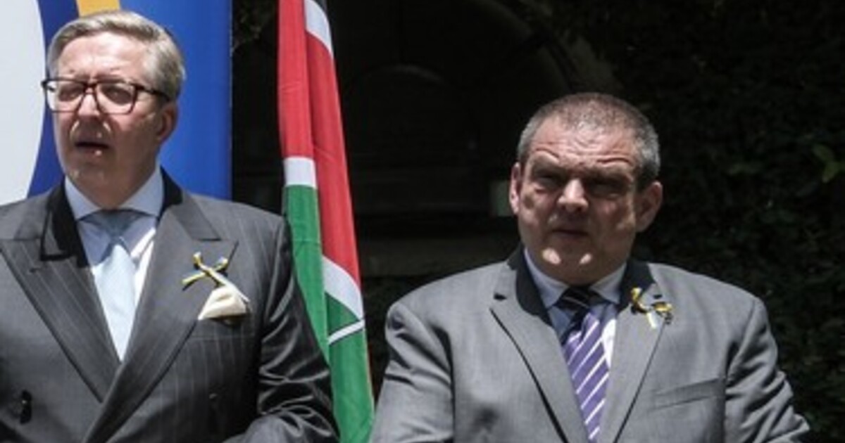 Opici za oknem přirovnal k „africké delegaci“. Rumunský velvyslanec po rasistickém výroku dostal padáka