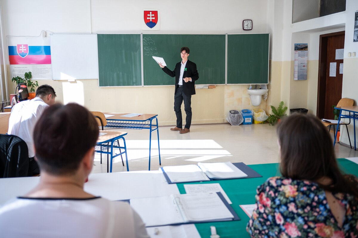 Ilustračné foto: Študent maturuje z matematiky počas ústnej maturitnej skúšky na Gymnáziu Jána Adama Raymana v roku 2023. 