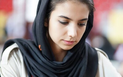 Íránská šachistka se údajně stěhuje do Španělska, odložila hidžáb.