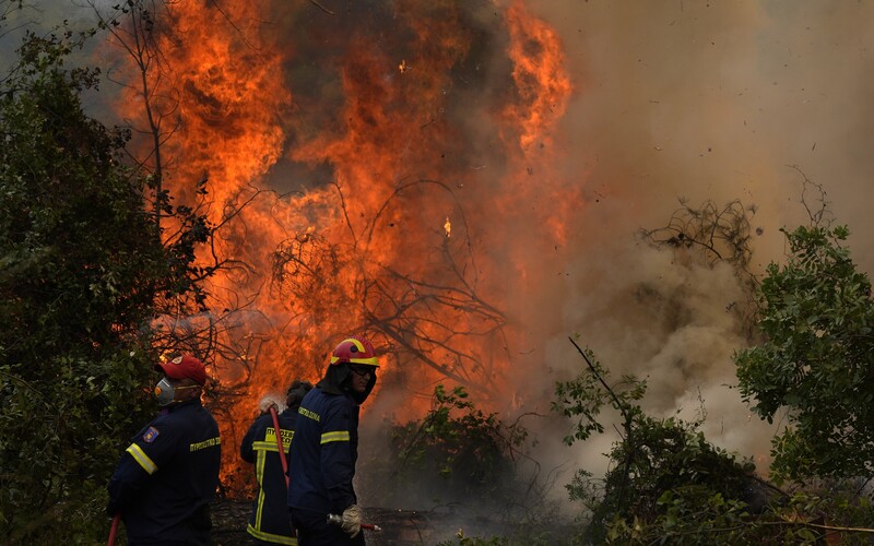 Zdevastovaný grécky ostrov Eubója, kde pomáhali slovenskí hasiči, zase horí. Niekoľko ľudí znova evakuovali.
