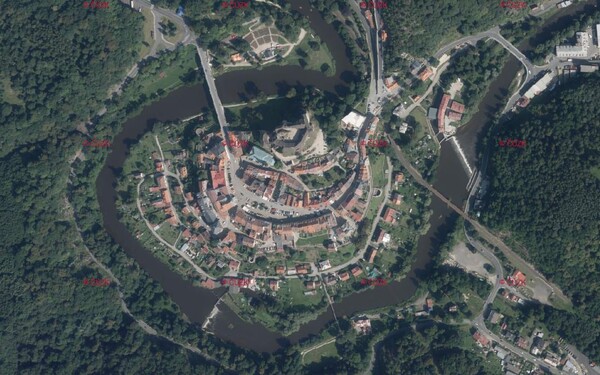 Tento goticko-románský hrad tyčící se nad řekou Ohří nechal postavit král Václav I. V minulosti jej přezdívali „klíčem ku Království českému“ – říkalo se totiž, že kdo tento hrad dobude, dobude celé Česko.