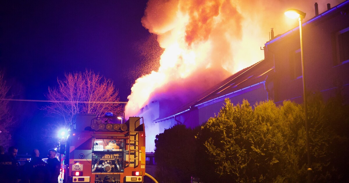 Požár v Olomouci: Hořel rodinný dům, lidé se otrávili kouřem. Škoda je minimálně pět milionů