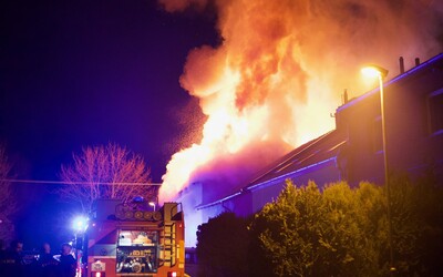 Požár v Olomouci: Hořel rodinný dům, lidé se otrávili kouřem. Škoda je minimálně pět milionů.