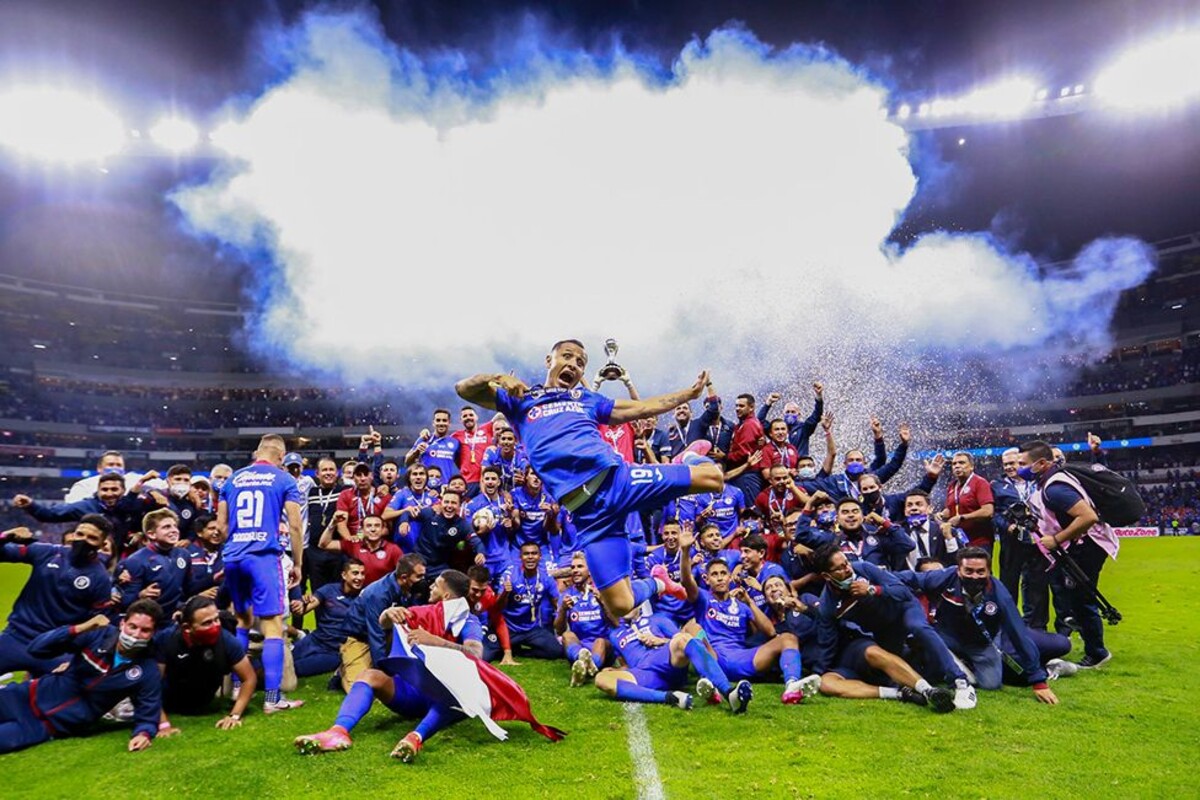 Kategorie: Fotbal.
Hráči z Cruz Azul slaví vítězství v mexické fotbalové lize po 23 letech. 
