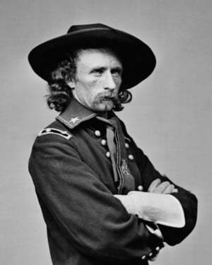 Víš, jak se jmenoval velitel jízdních jednotek v americké občanské válce a ve válkách s původním obyvatelstvem, kterého můžeš vidět na obrázku? Napovíme, že zemřel při bitvě u Little Bighornu.