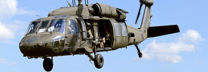 VIDEO: Sleduj, ako americký Black Hawk stratil výkon a začal padať k zemi v centre Bukurešti. Núdzovo pristál na kruhovom objazde