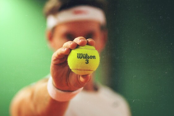 S Wimbledonom si azda každý spája žlté loptičky. Spočiatku sa však používali biele. Uhádneš, v ktorom roku sa prvý raz hralo so žltými loptičkami?