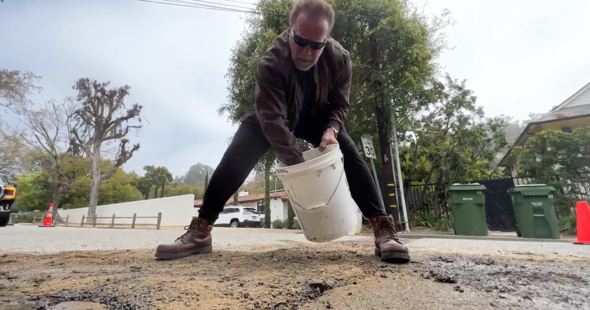 VIDEO: Arnold Schwarzenegger měl u domu díru v silnici. Naštval se a sám ji opravil