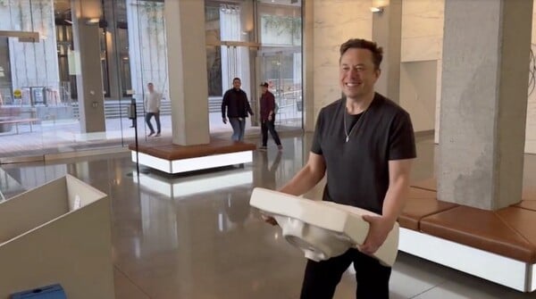 Elon Musk prevzal sociálnu sieť Twitter (dnes X). 