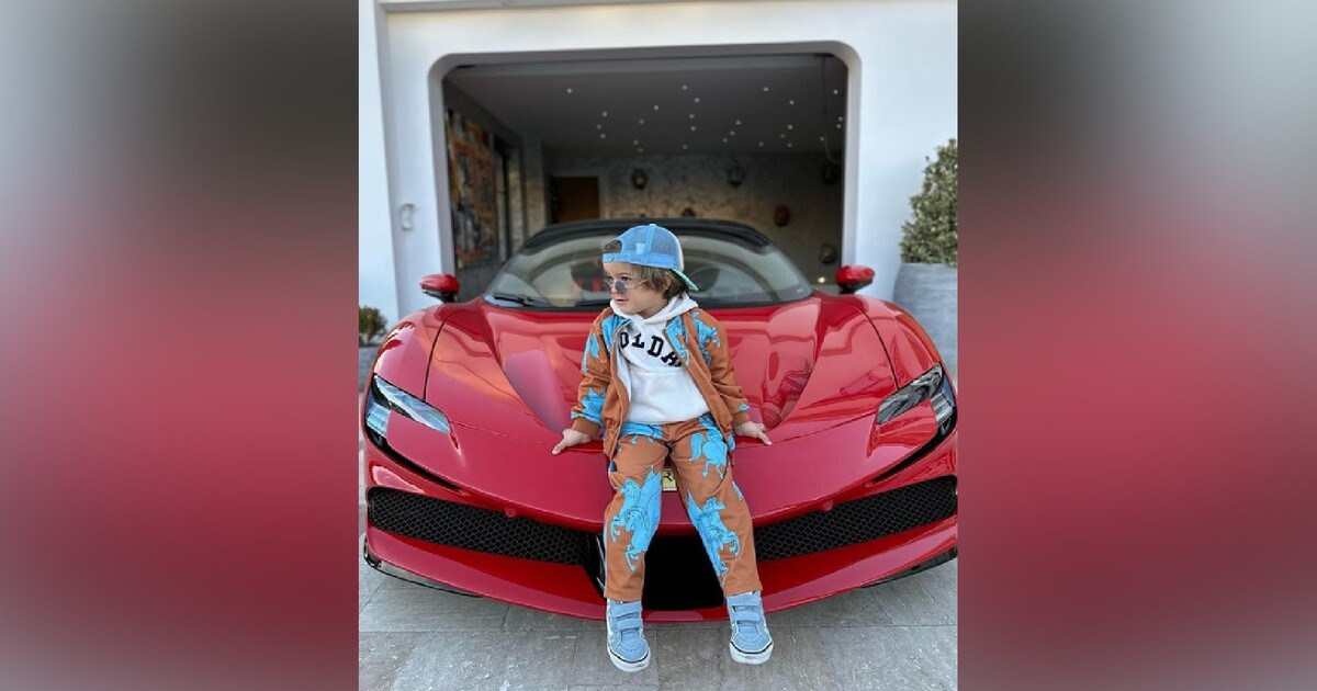VIDEO: Tříletý chlapec se sám proháněl ve Ferrari za miliony korun