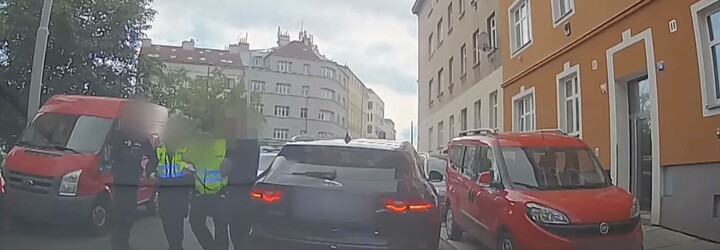 Muž v Praze přejel nohu městskému strážníkovi. „Vstávej, ty simulante!“ křičel na něj